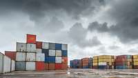 Container vor grauem Himmel