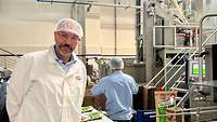 Oliver Mirza, Chef von Dr. Oetker India, in der Produktion im indischen Rajastan