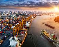 Containerhafen mit Skyline Großstadt