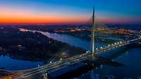 Belgrad: Blick auf Brücke bei Nacht