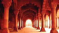 Säulengang im Roten Fort, Delhi, Indien