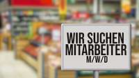 Fachkräftemangel - Mitarbeiter-gesucht-Schild in einem Supermarkt 