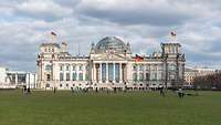 Frontalansicht des Reichstagsgebäudes mit Wiese