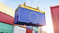 Container mit EU-Flagge bemalt, wird mit Heber gehoben