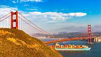 Golden Gate Bridge mit Containerschiff