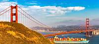 Golden Gate Bridge mit Containerschiff