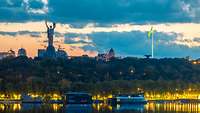 Blick auf Kiew, Ukraine, mit Silhoutte der Statue "Mutter Ukraine" 