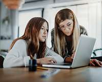 Mutter und Tochter am Laptop