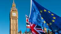 EU- und Großbritannien-Flagge vor dem Palace of Westminster in London