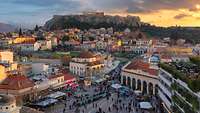 Marktplatz in Athen mit Blick auf die Akropolis