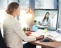 Zwei Frauen besprechen sich in einer Videokonferenz