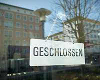 Schild mir Aufschrift "Geschlossen" an einer Fensterscheibe