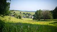 Ländlicher Raum, Dorf in einem Wiesental